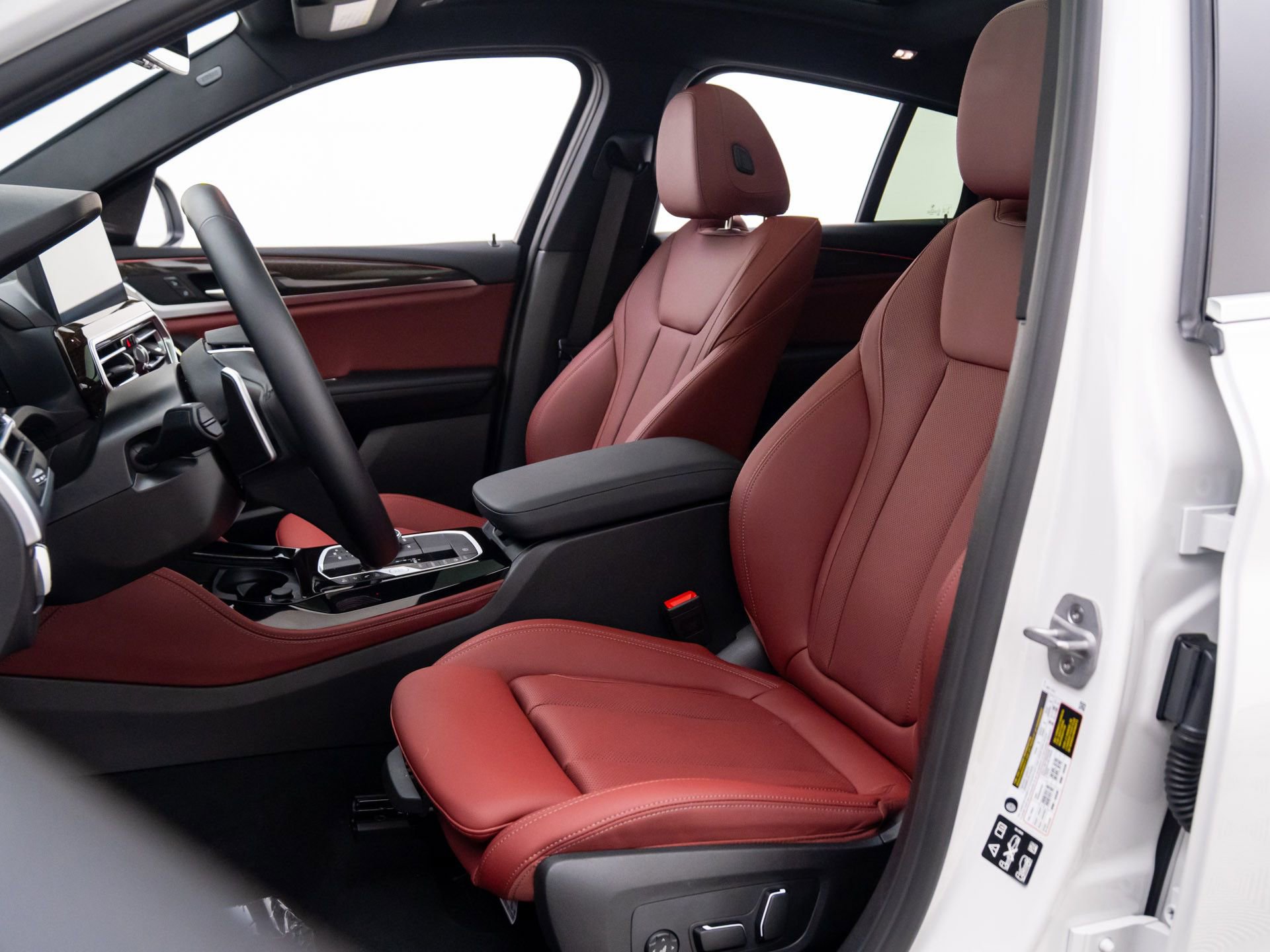 Certified 2025 BMW X4 xDrive30i w/ Premium Package image 17