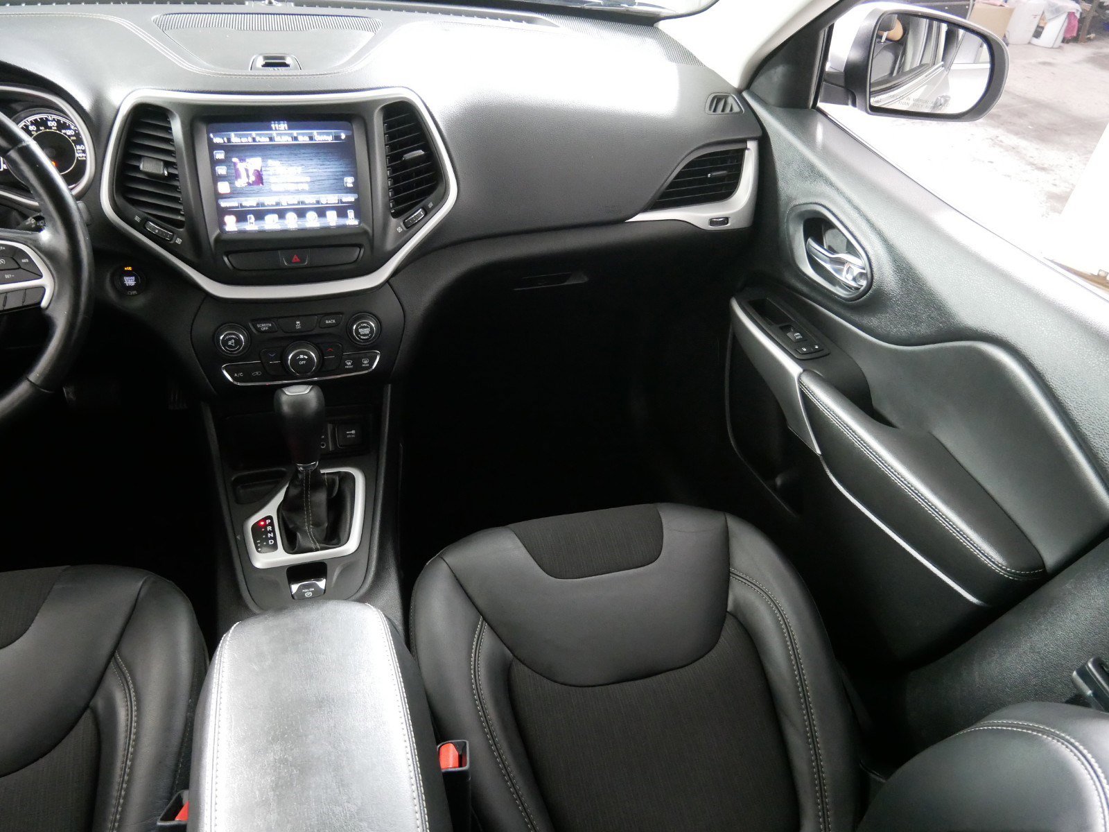 Used 2018 Jeep Cherokee Latitude Plus w/ Cold Weather Group image 11