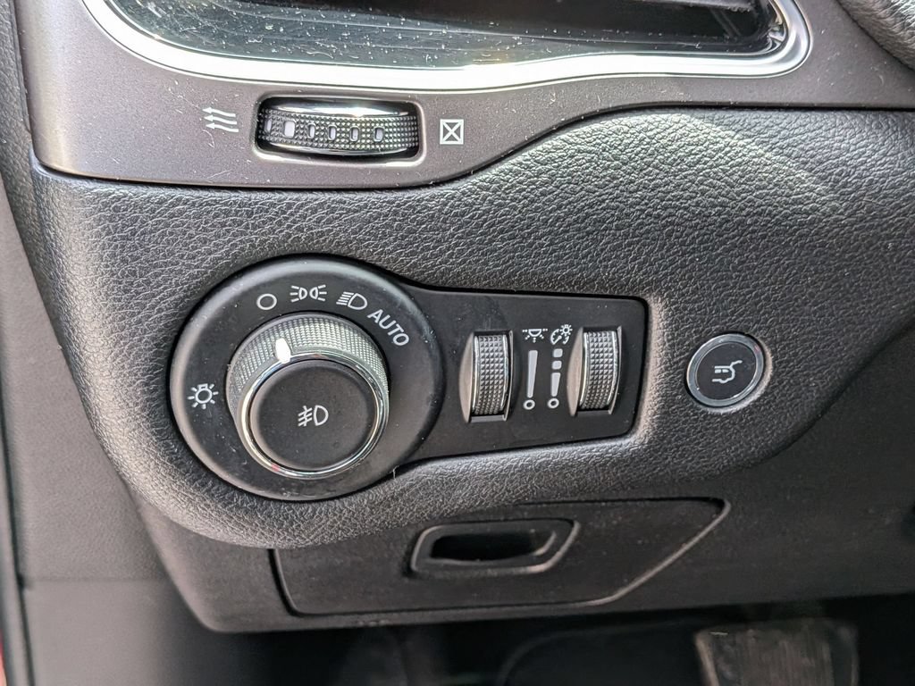 Certified 2019 Jeep Cherokee Limited AWD/4WD image 15
