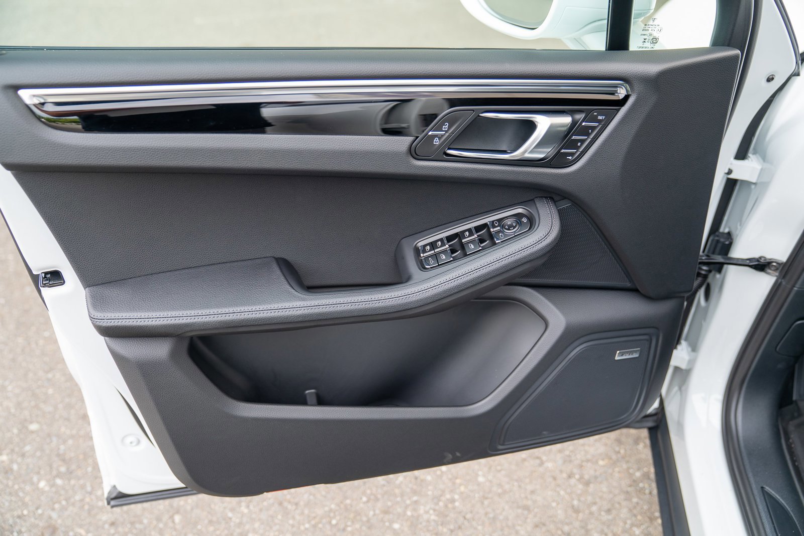 Certified 2025 Porsche Macan image 10