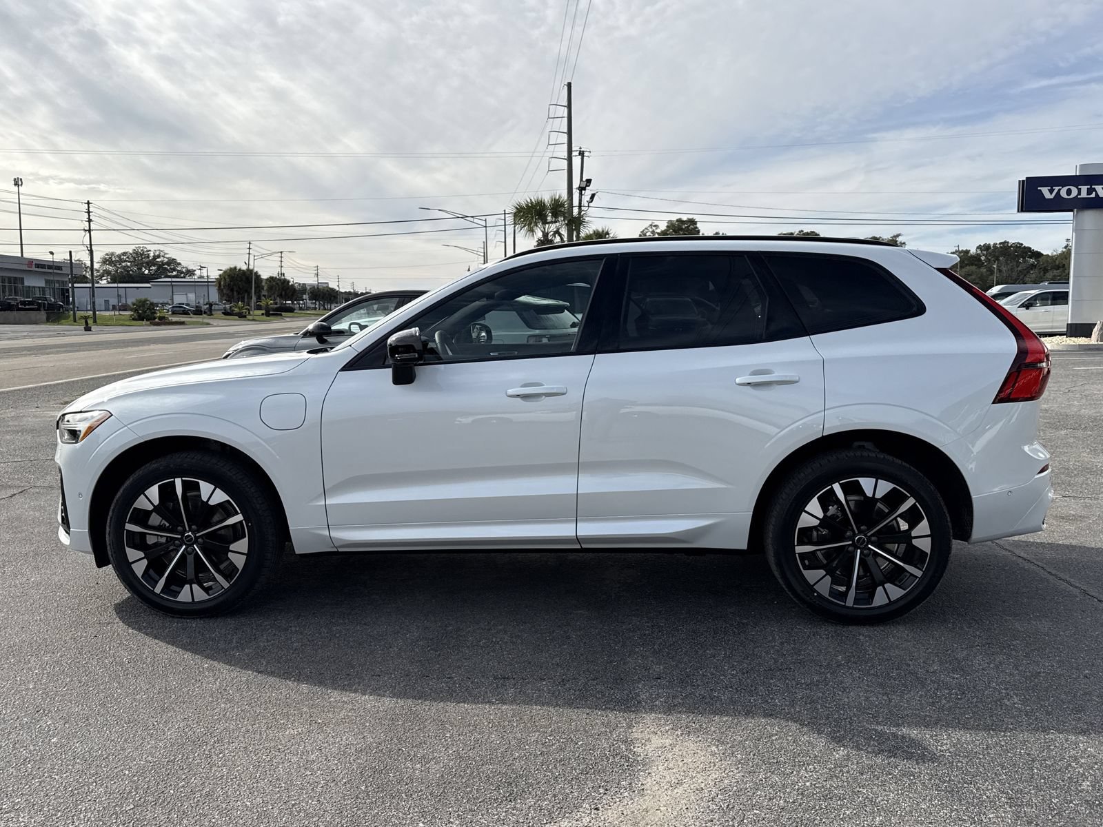 New 2026 Volvo XC60 T8 Plus w/ Protection Package Premier AWD/4WD image 2