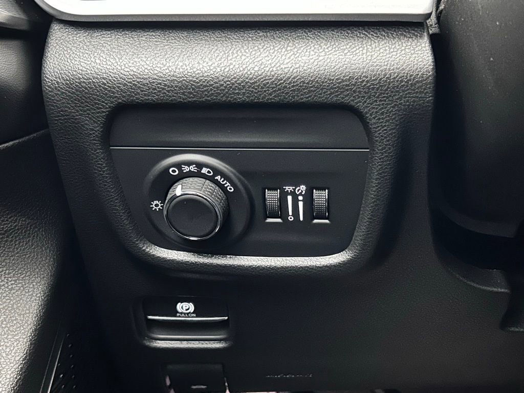 New 2025 Jeep Grand Cherokee Laredo w/ Trailer Tow Package image 25