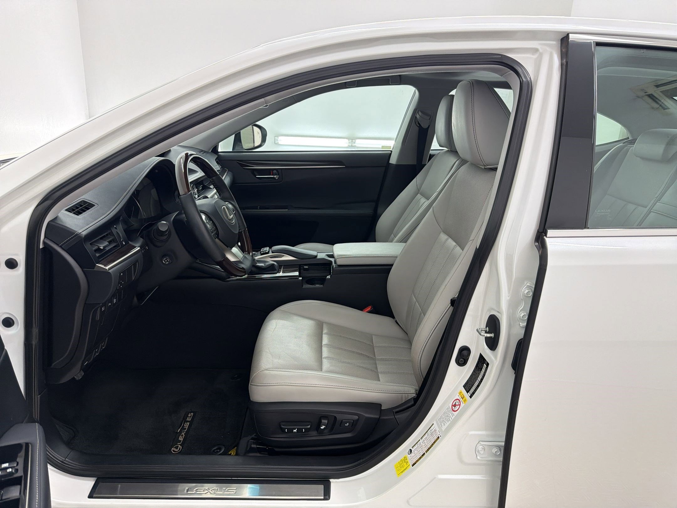 Used 2018 Lexus ES 350 w/ Luxury Package w/Wood Trim image 5