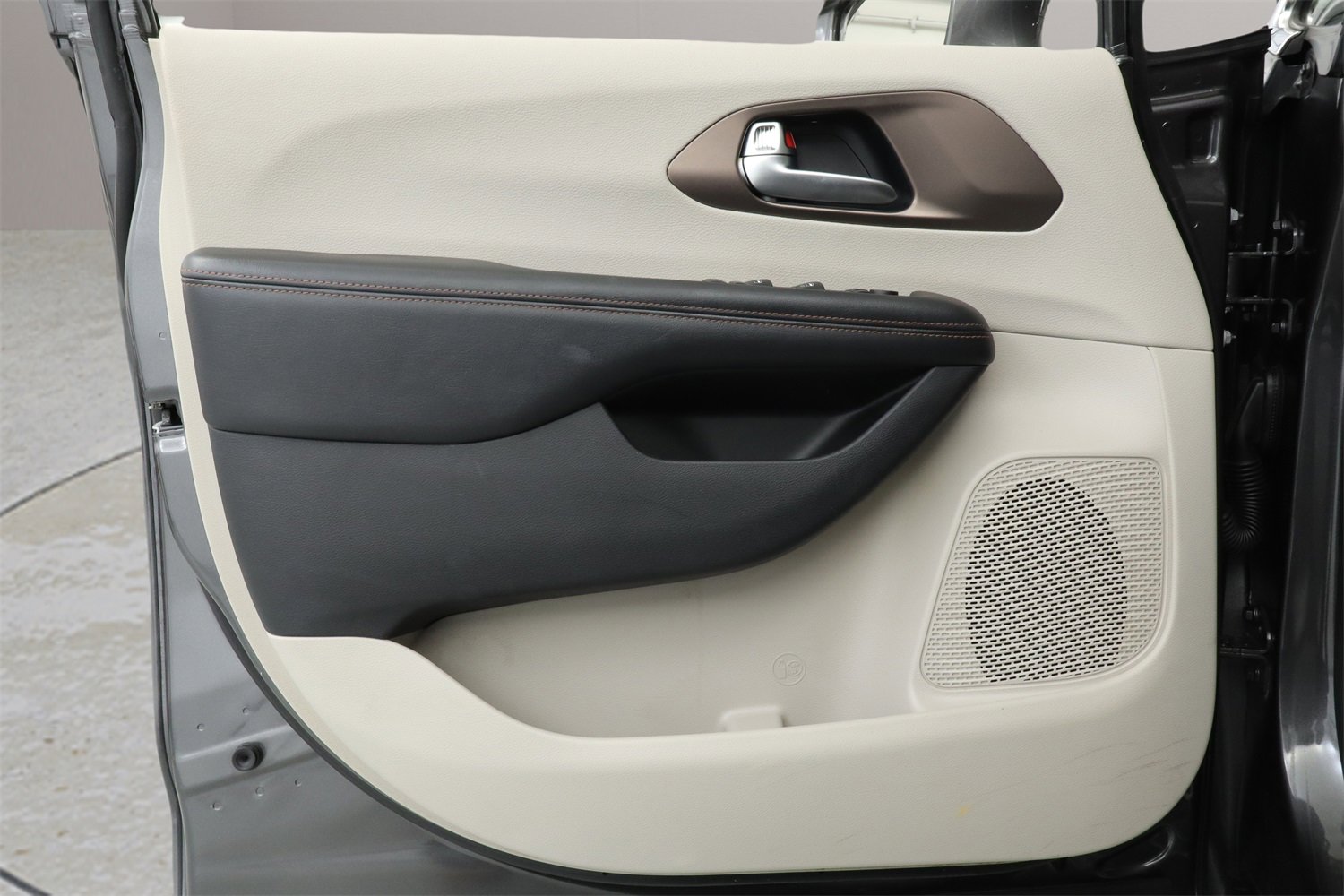 Used 2019 Chrysler Pacifica Touring-L image 15