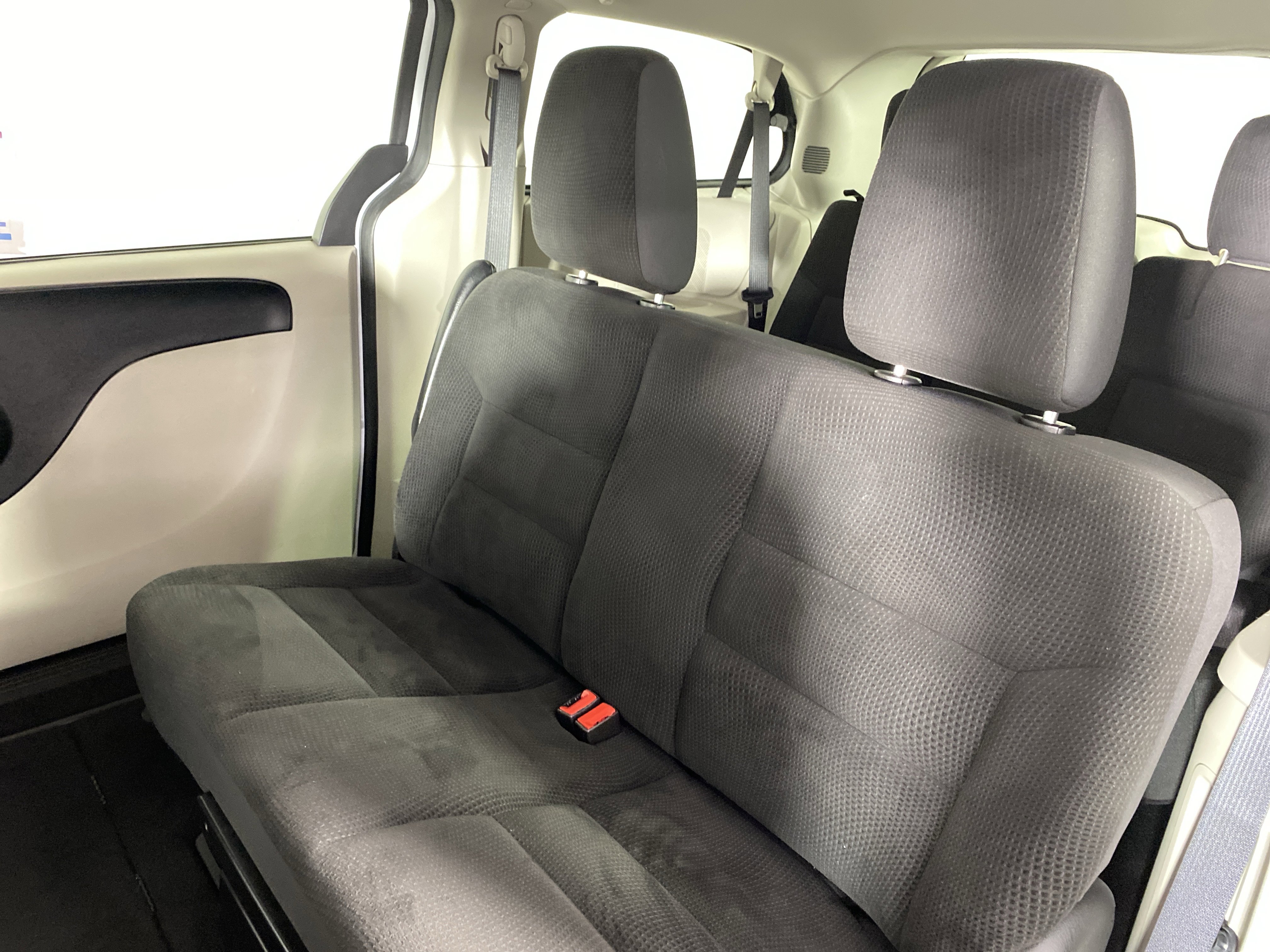 Used 2018 Dodge Grand Caravan SE w/ UConnect Hands-Free Group image 29