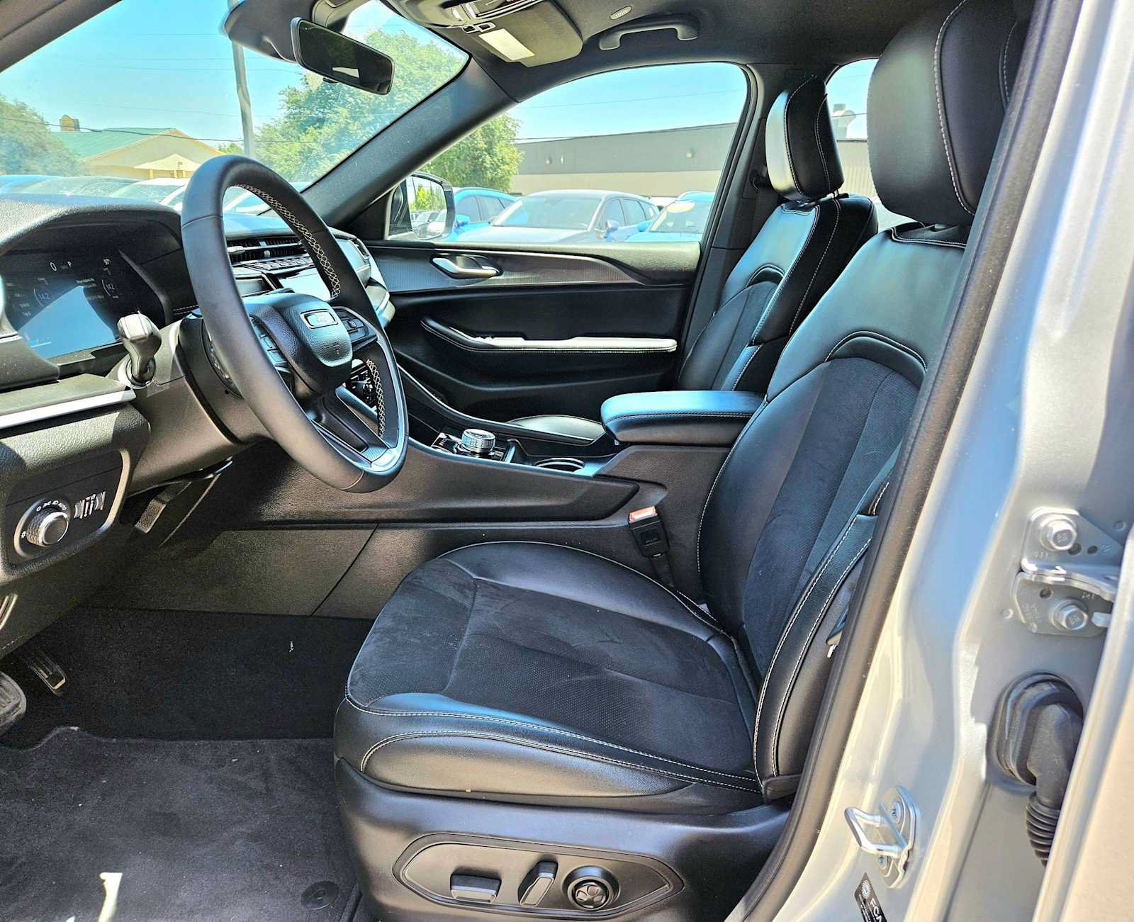 Used 2025 Jeep Grand Cherokee L Laredo AWD/4WD image 16