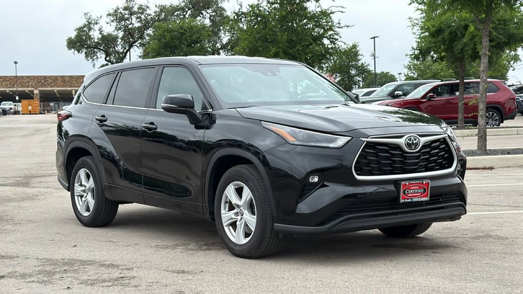 Certified 2025 Toyota Highlander LE image 3