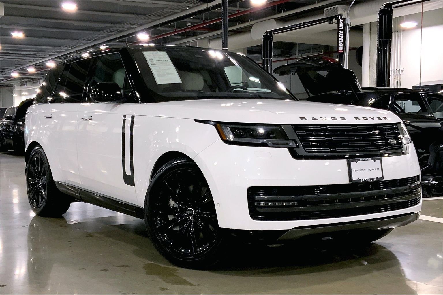 Used 2023 Land Rover Range Rover SE AWD/4WD image 2