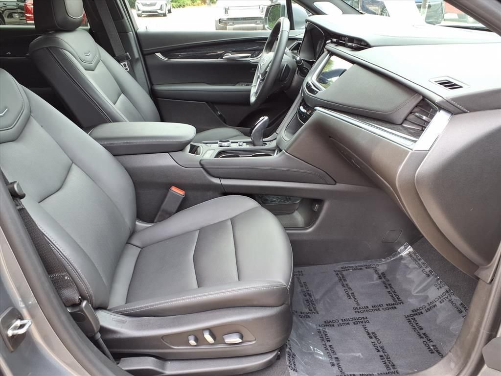 Used 2022 Cadillac XT5 Premium Luxury w/ Technology Package AWD/4WD image 9