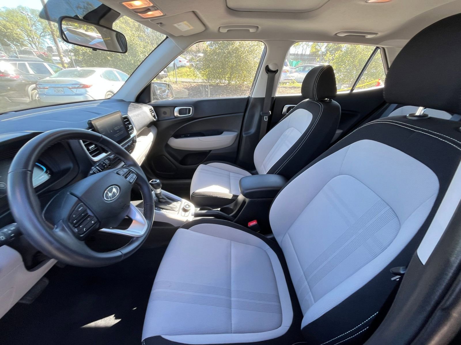 Used 2025 Hyundai Venue SEL FWD image 25