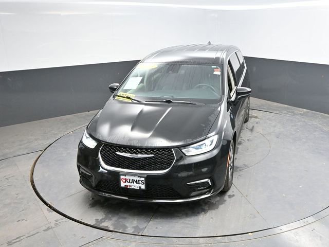 Used 2023 Chrysler Pacifica Touring-L FWD image 34