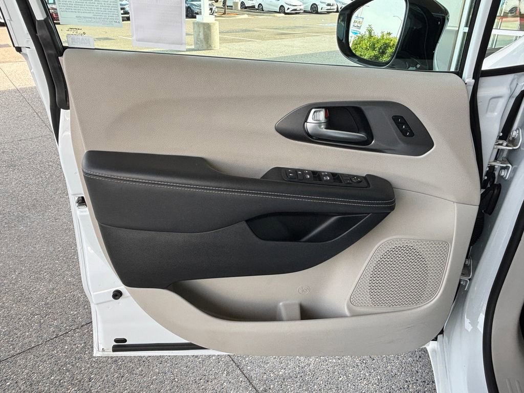 Used 2024 Chrysler Pacifica Touring-L FWD image 23