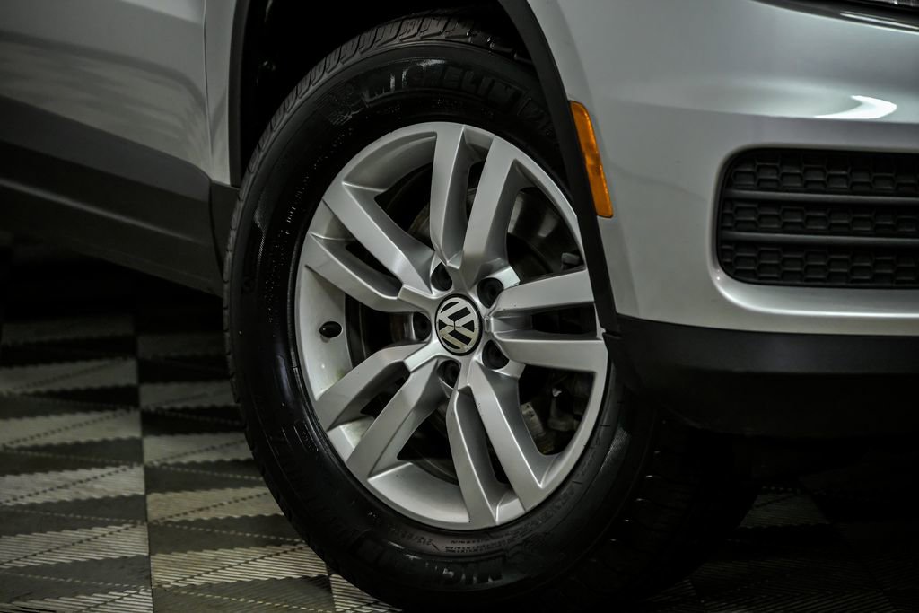 Used 2017 Volkswagen Tiguan S image 3