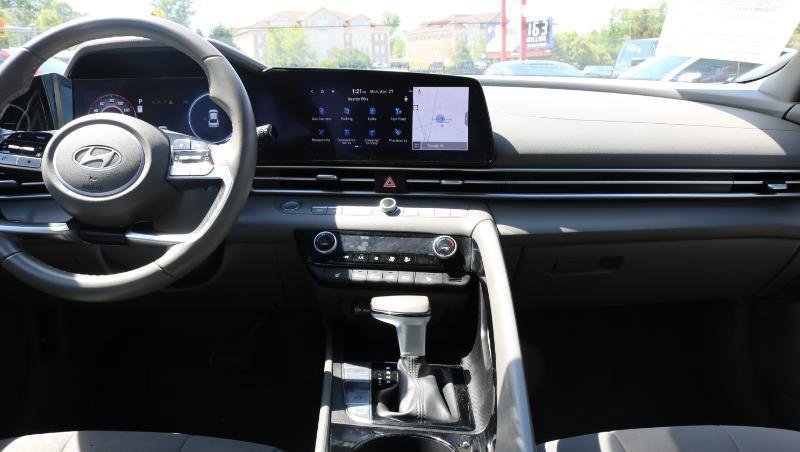 Used 2024 Hyundai Elantra SEL w/ Convenience Package FWD image 16
