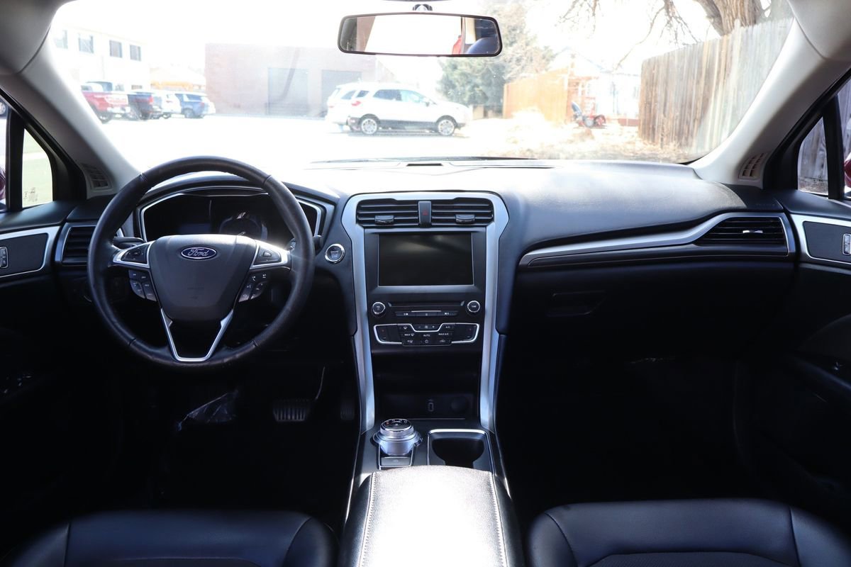 Used 2017 Ford Fusion SE w/ Equipment Group 201A FWD image 16