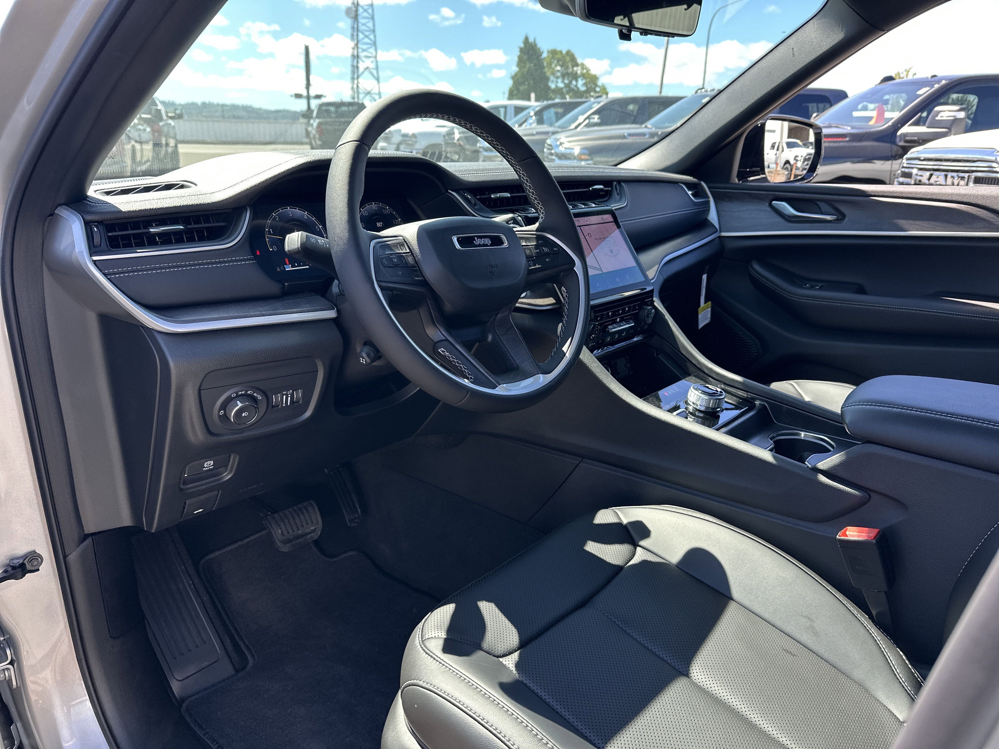 New 2025 Jeep Grand Cherokee Limited w/ Luxury Tech Group II image 9