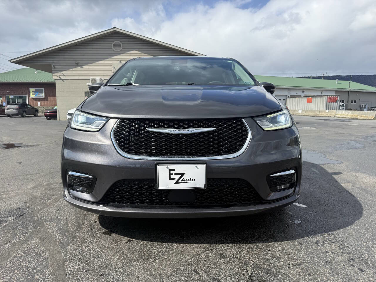Used 2023 Chrysler Pacifica Touring-L image 3