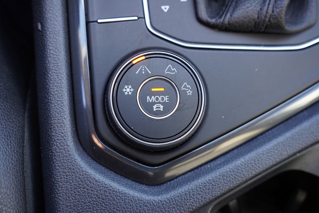 Used 2021 Volkswagen Tiguan SE w/ Panoramic Sunroof Package image 28