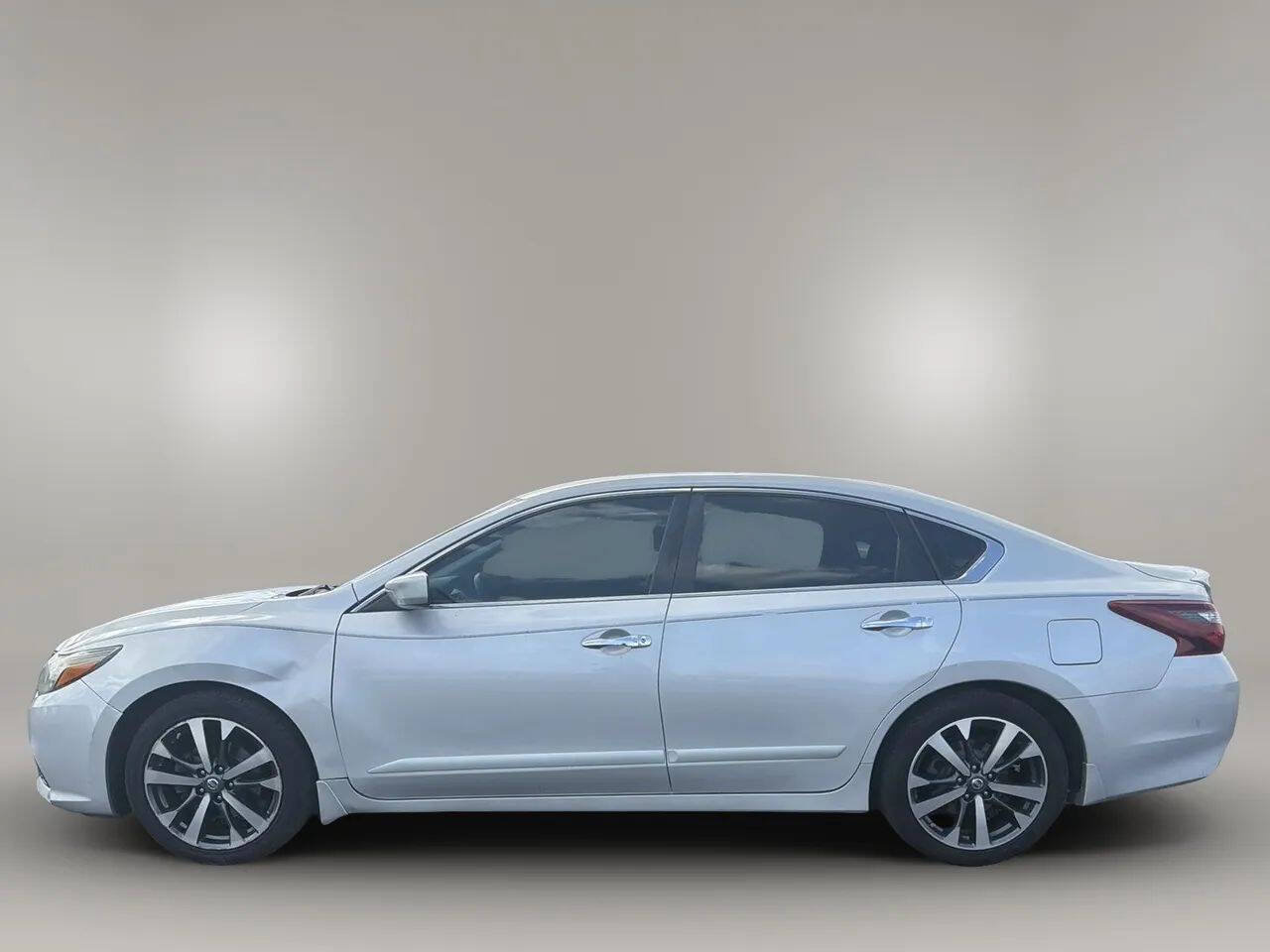 Used 2017 Nissan Altima 2.5 SR FWD image 4
