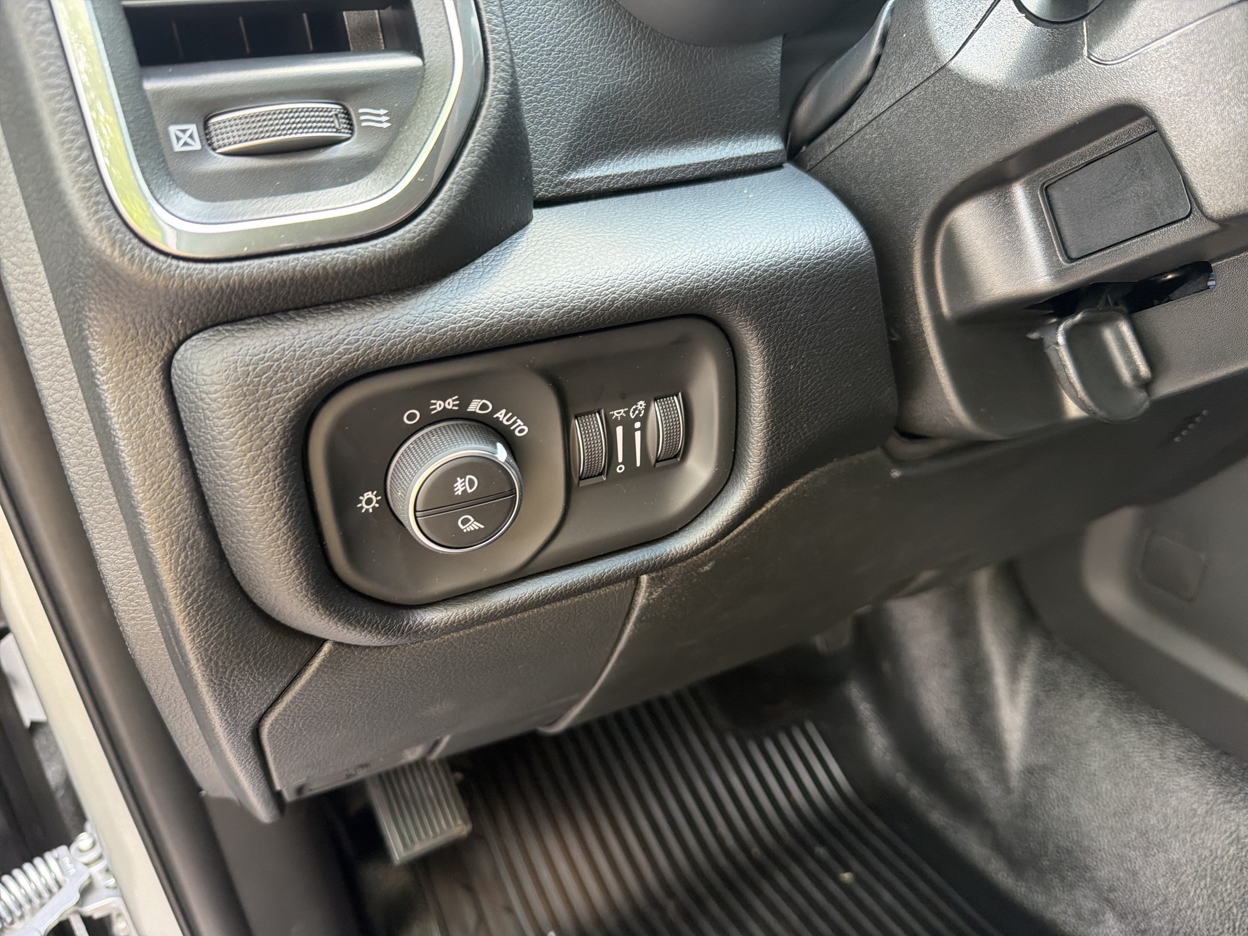 New 2026 RAM 5500 4x4 Crew Cab w/ Laramie Trim Package image 25