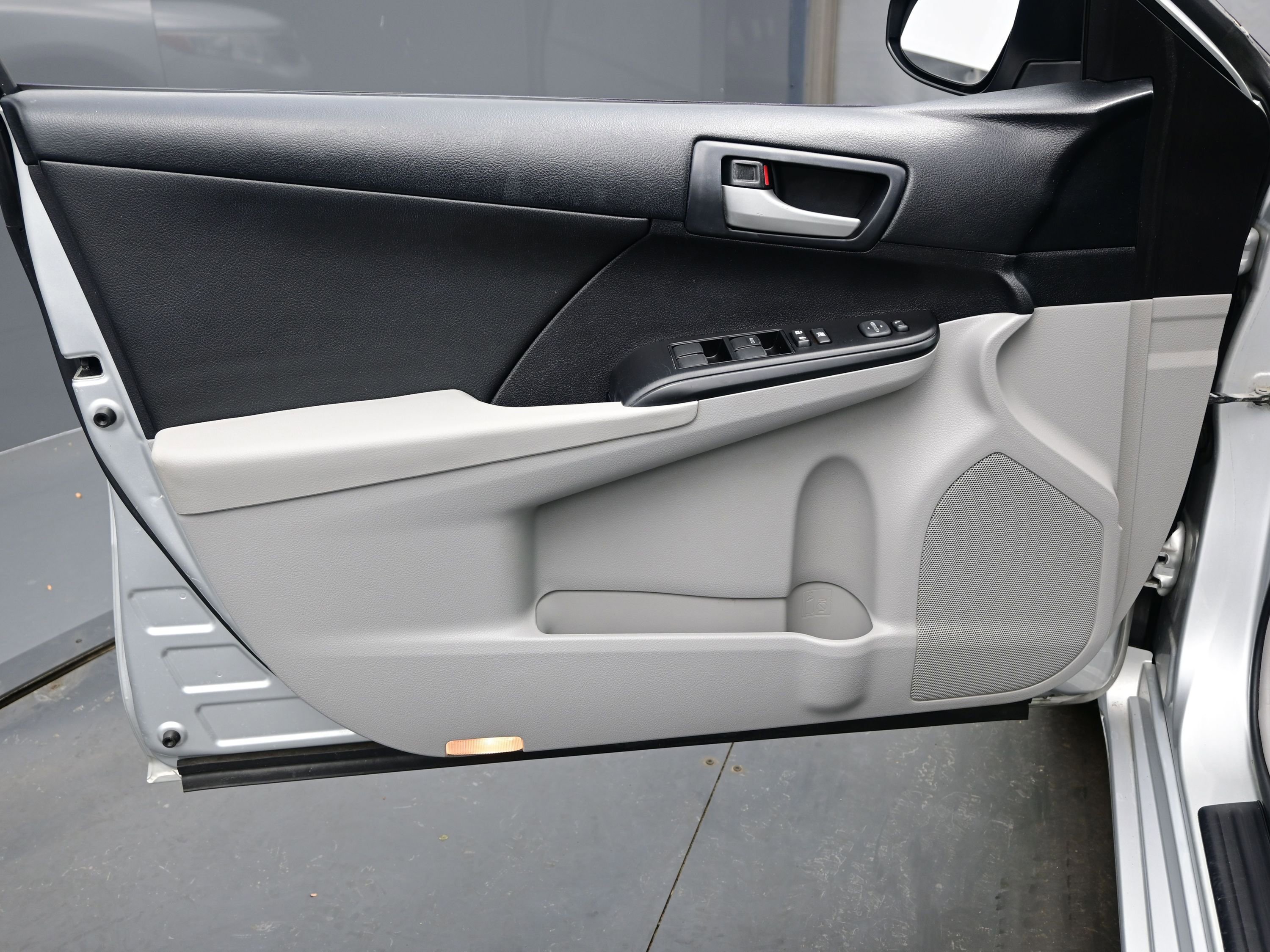 Used 2013 Toyota Camry LE image 9