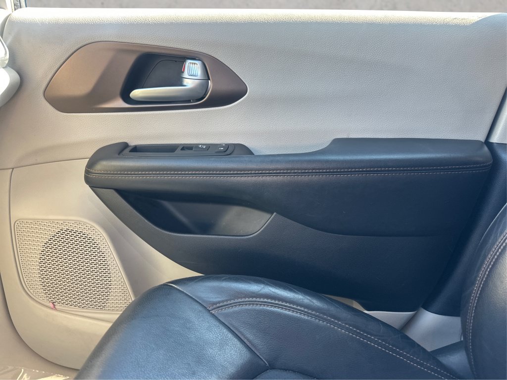 Used 2017 Chrysler Pacifica Touring-L Plus w/ Advanced Safetytec Group FWD image 29