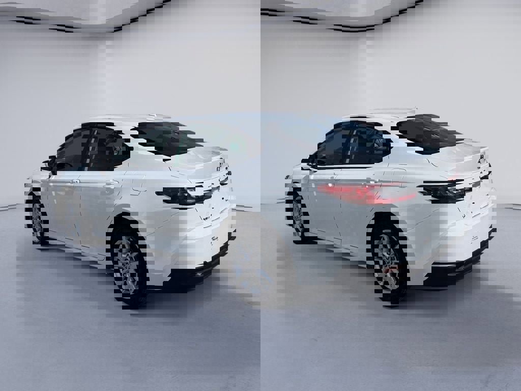 Used 2025 Toyota Camry LE image 3