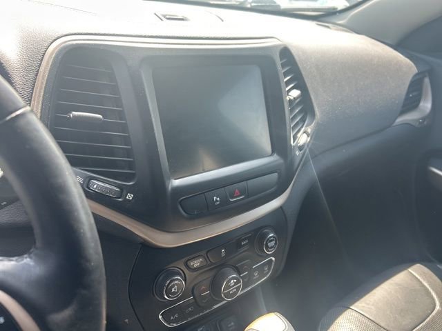 Used 2018 Jeep Cherokee Limited w/ Luxury Group FWD image 12