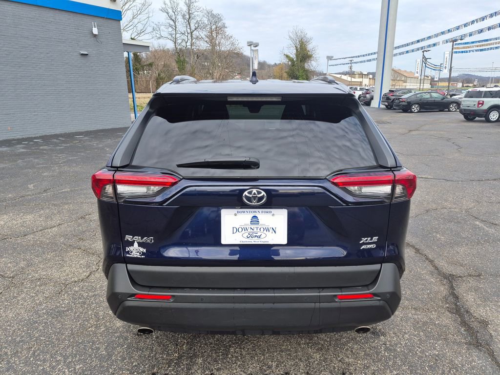 Used 2021 Toyota RAV4 XLE Premium image 4
