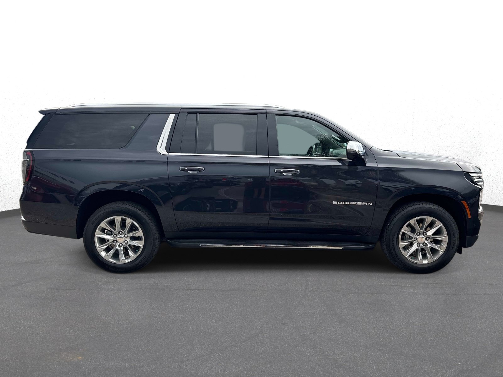 Used 2025 Chevrolet Suburban Premier RWD image 2