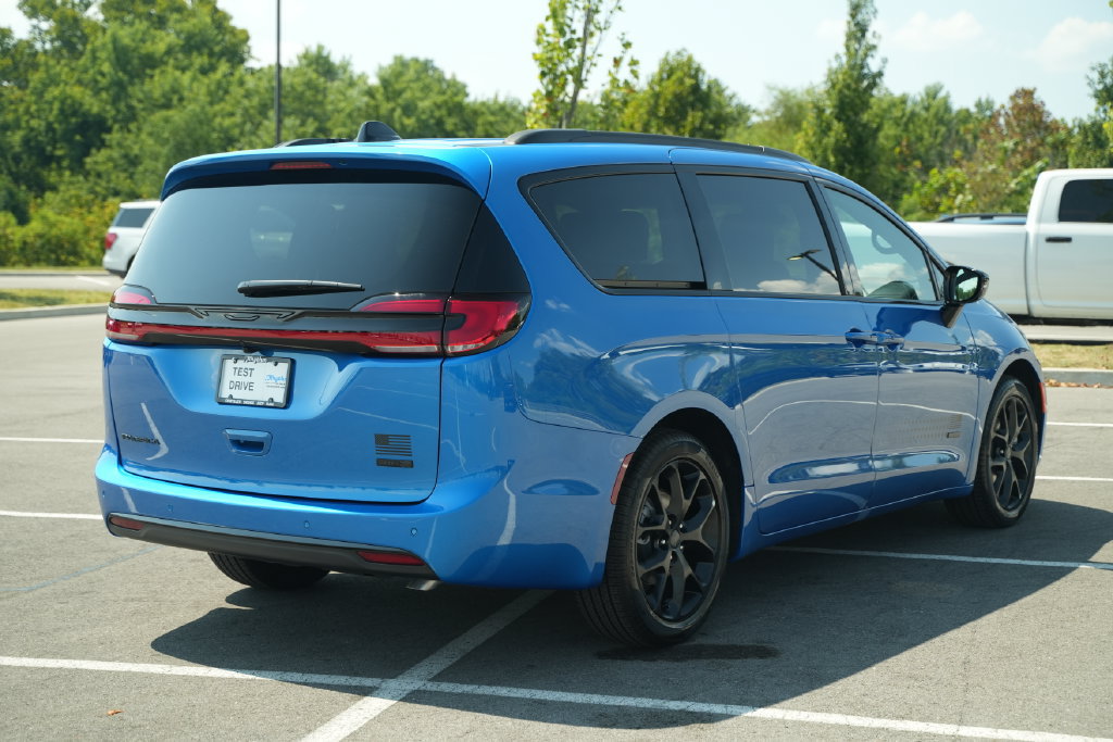 New 2027 Chrysler Pacifica Select FWD image 7