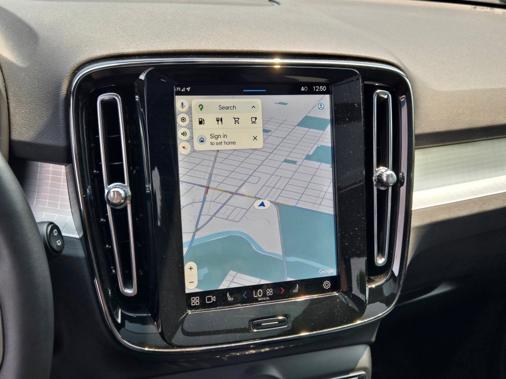 Used 2024 Volvo XC40 B5 Core image 26