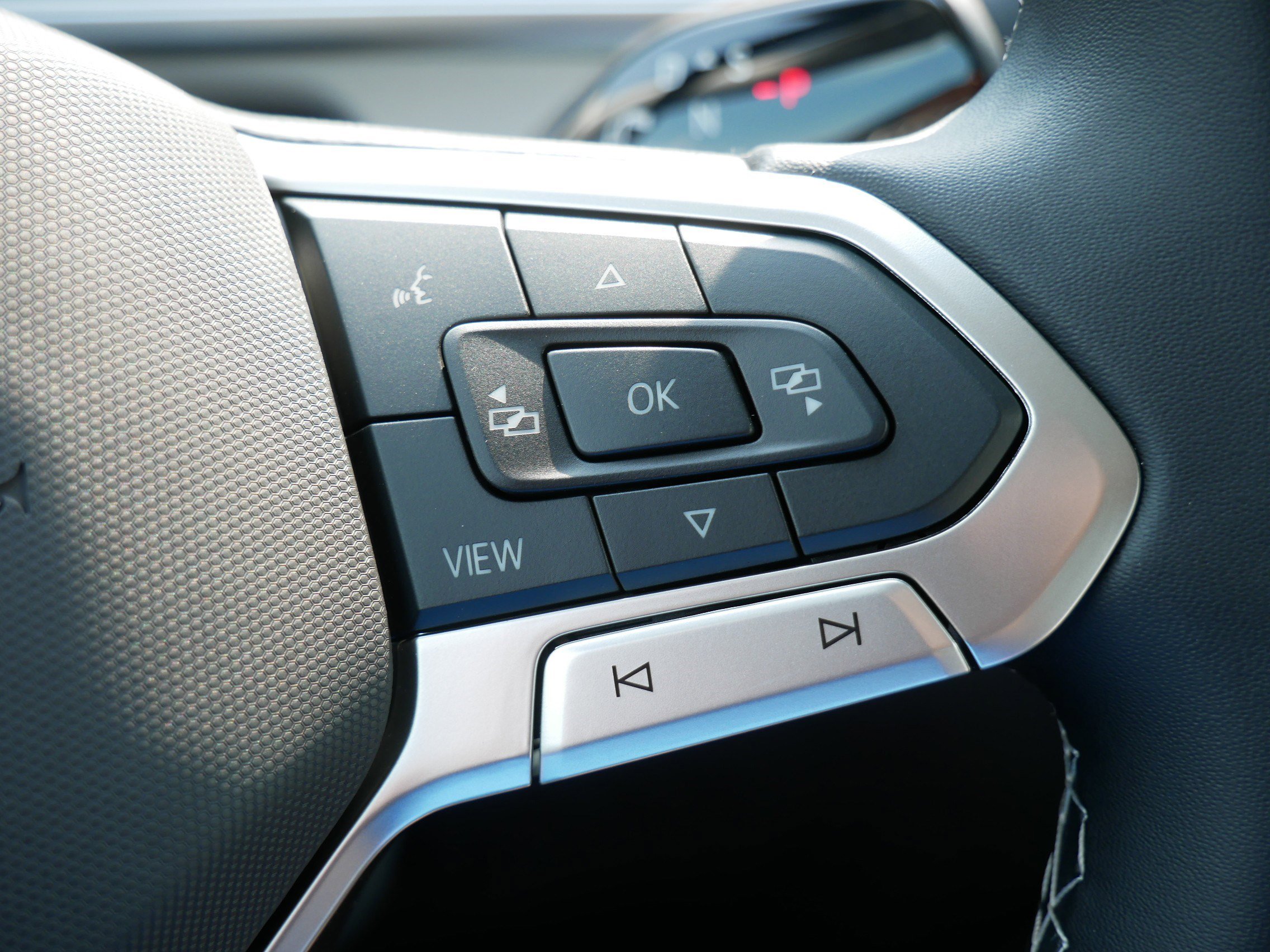 Certified 2025 Volkswagen Tiguan SE image 14