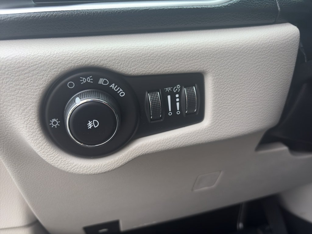 Used 2018 Chrysler Pacifica Touring-L FWD image 7