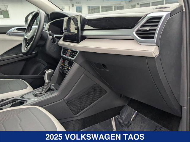 Used 2025 Volkswagen Taos SE w/ Panoramic Sunroof Package FWD image 23