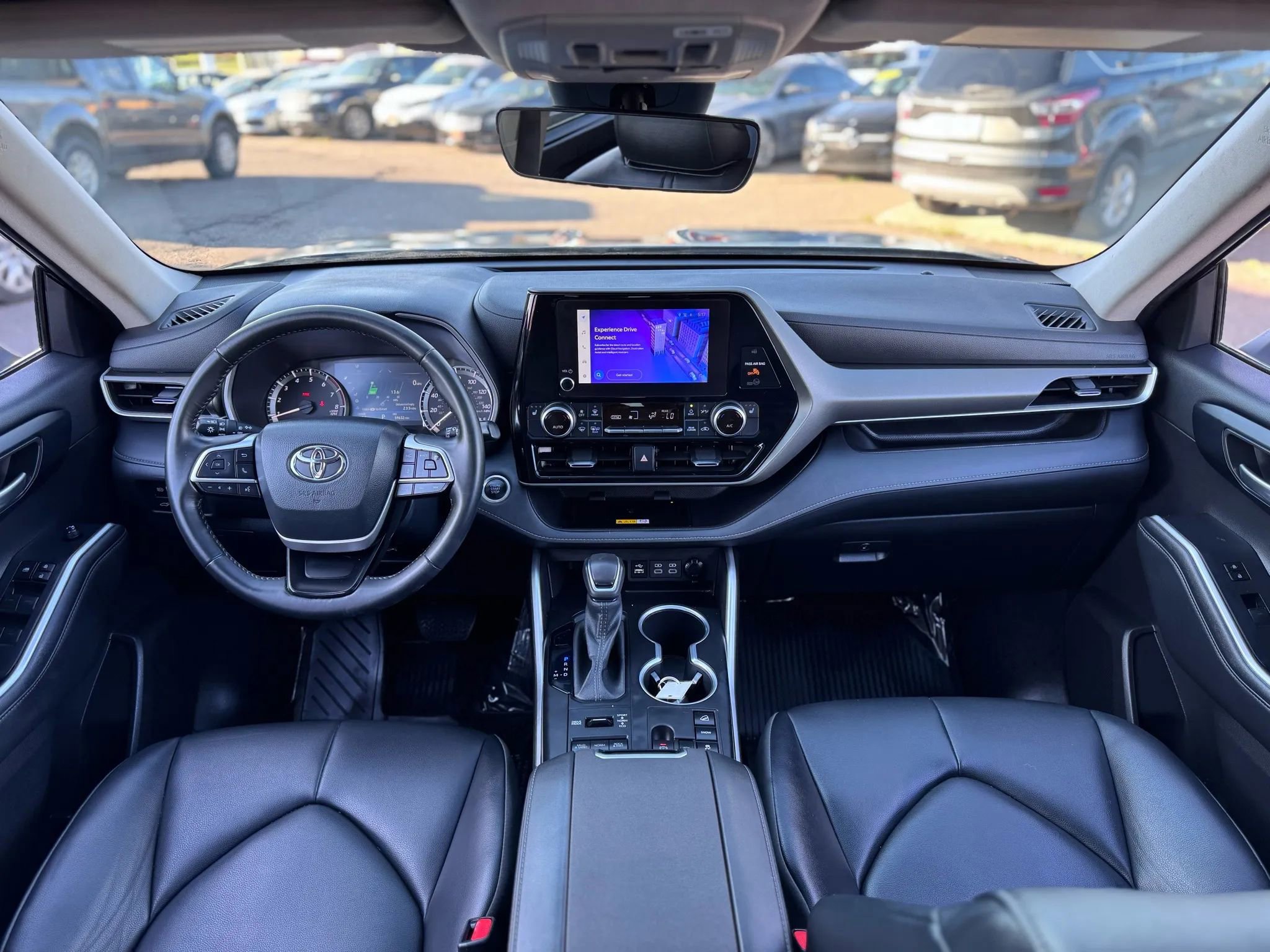 Used 2024 Toyota Highlander XLE image 32