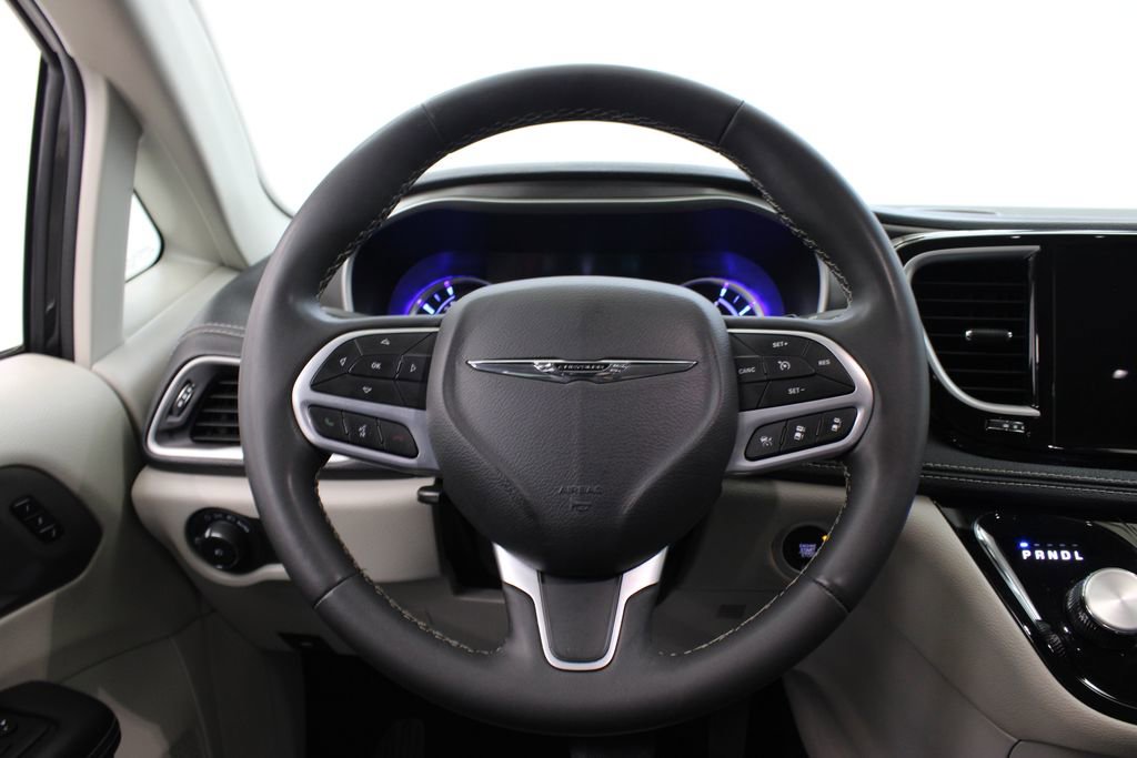 Used 2023 Chrysler Pacifica Touring-L image 24