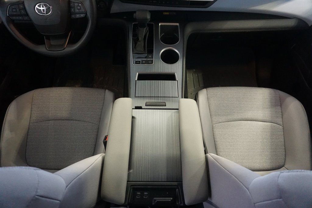 Used 2025 Toyota Sienna LE image 26