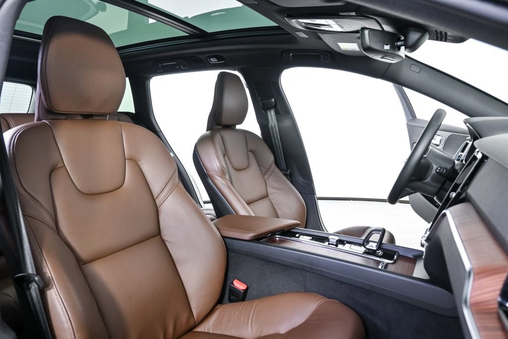 Used 2025 Volvo V60 B5 Cross Country Plus image 23