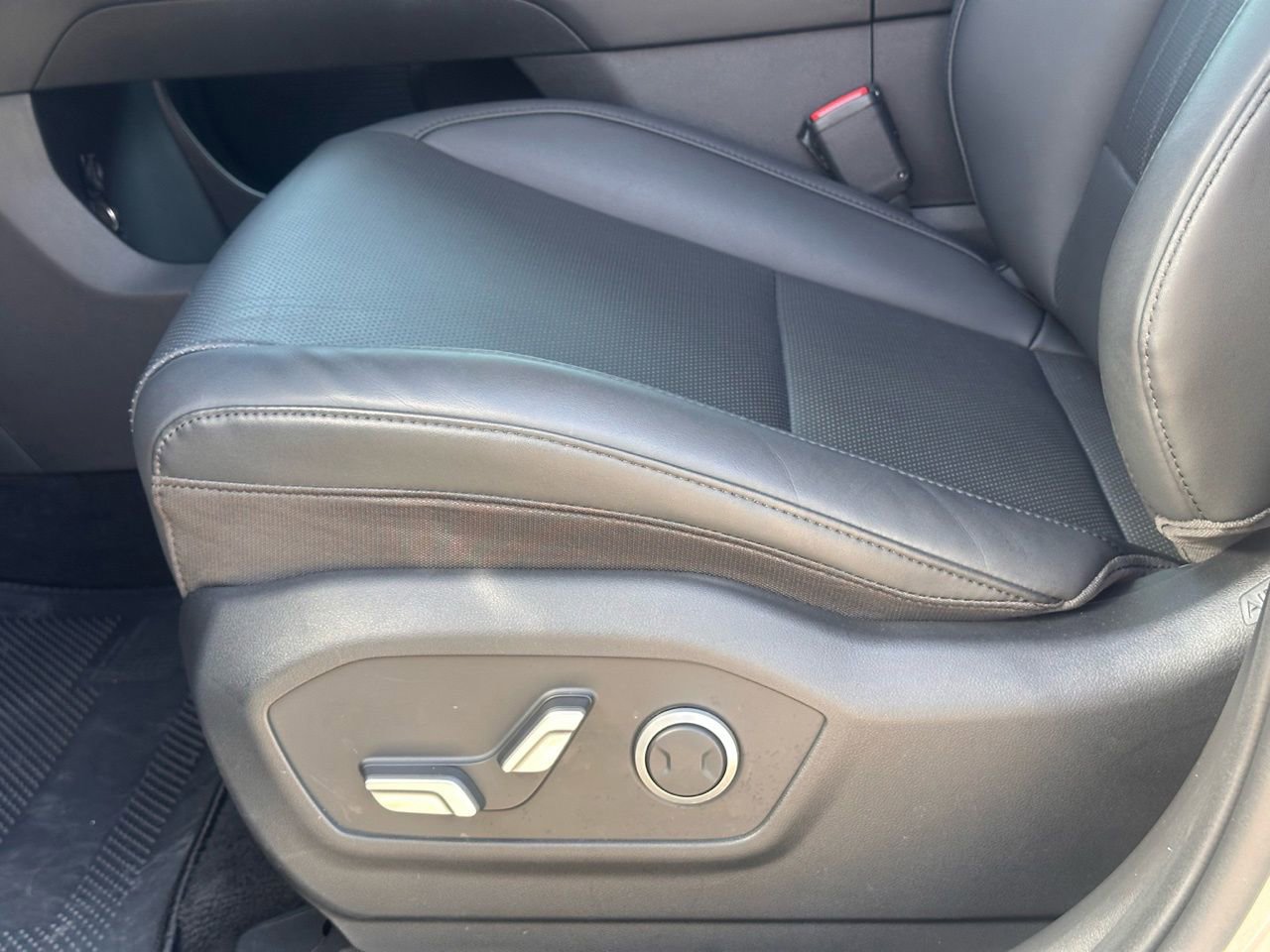 Certified 2025 Hyundai Santa Fe SEL image 29