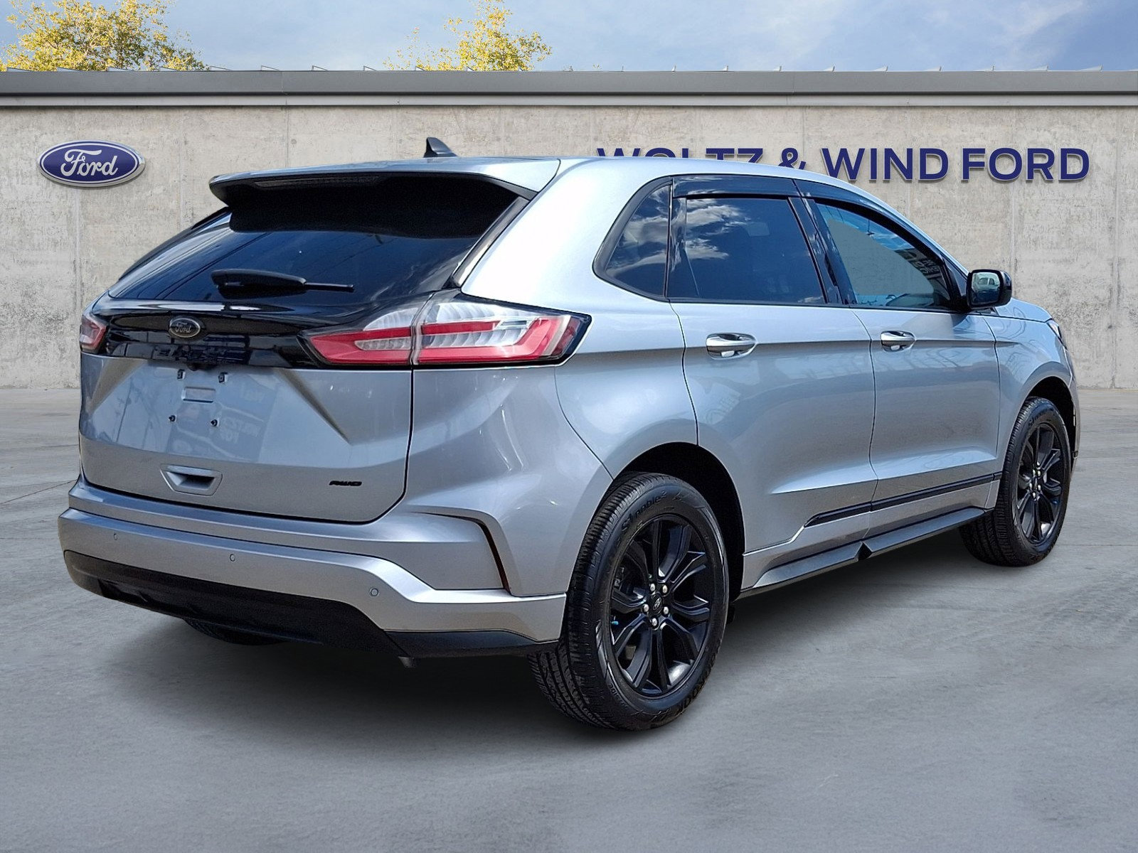 Used 2024 Ford Edge SE w/ Black Appearance Package image 6
