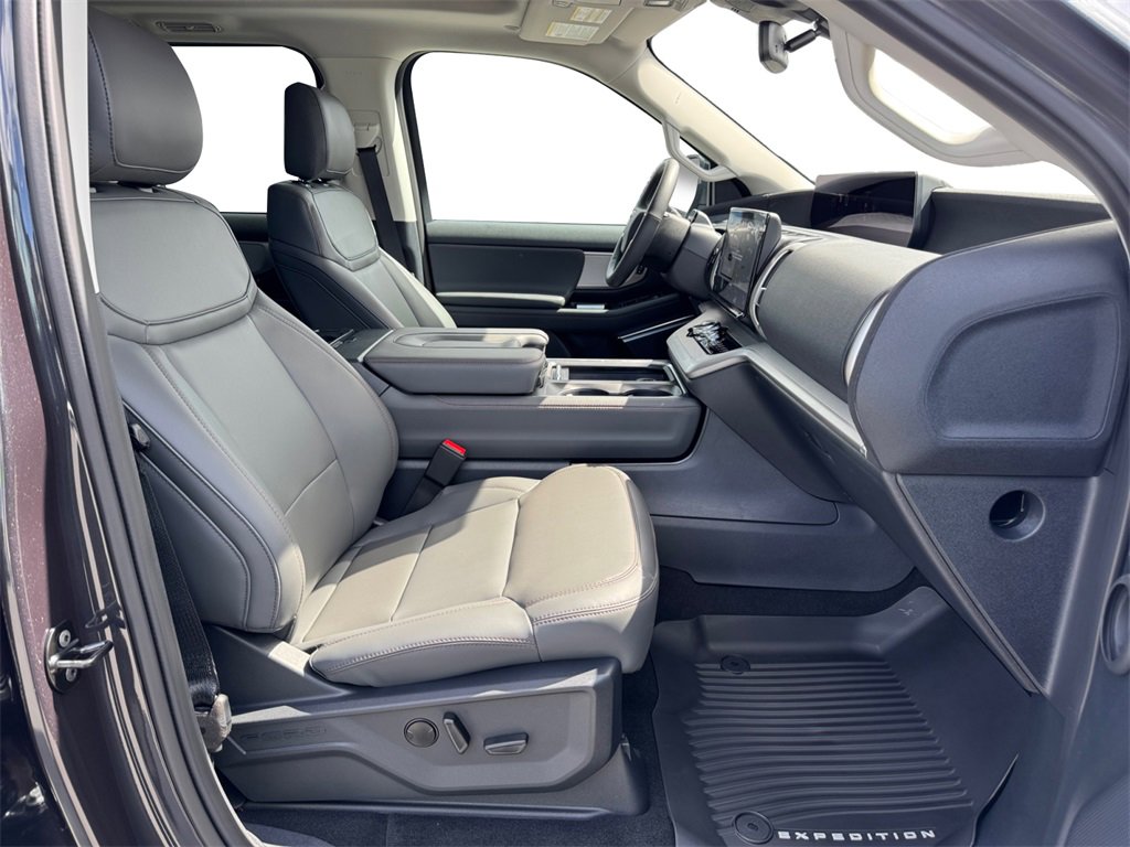 New 2025 Ford Expedition Active image 15
