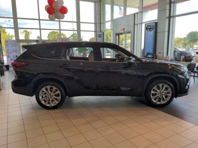 Used 2021 Toyota Highlander Limited image 3