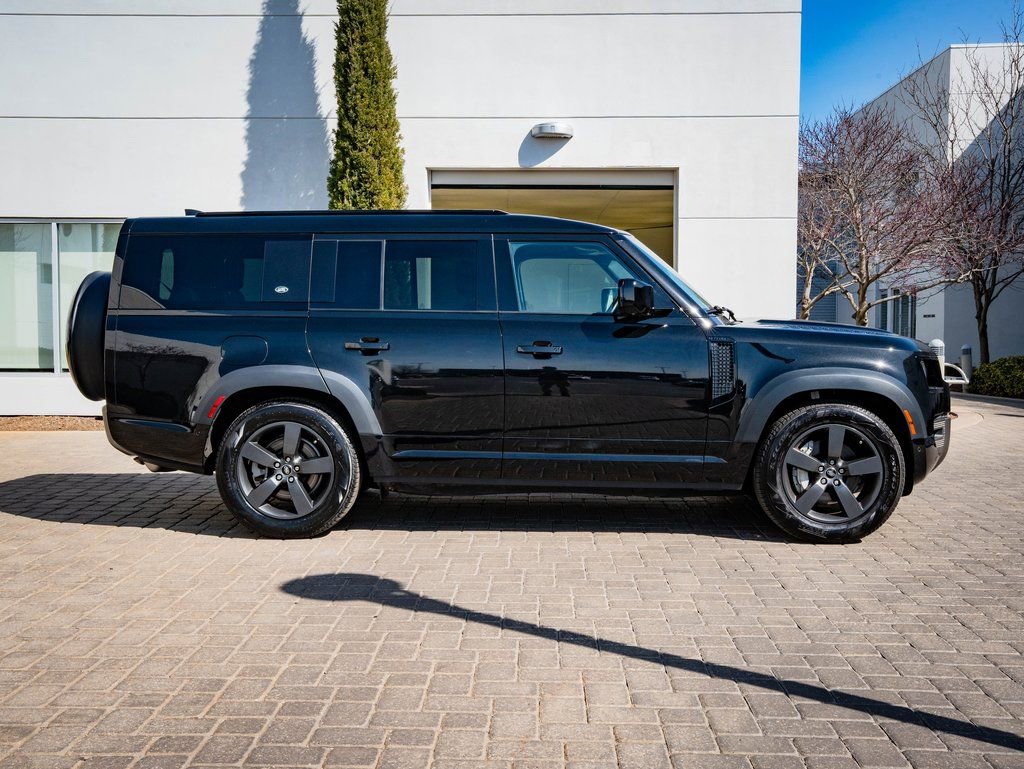 Used 2023 Land Rover Defender 130 X-Dynamic SE image 11