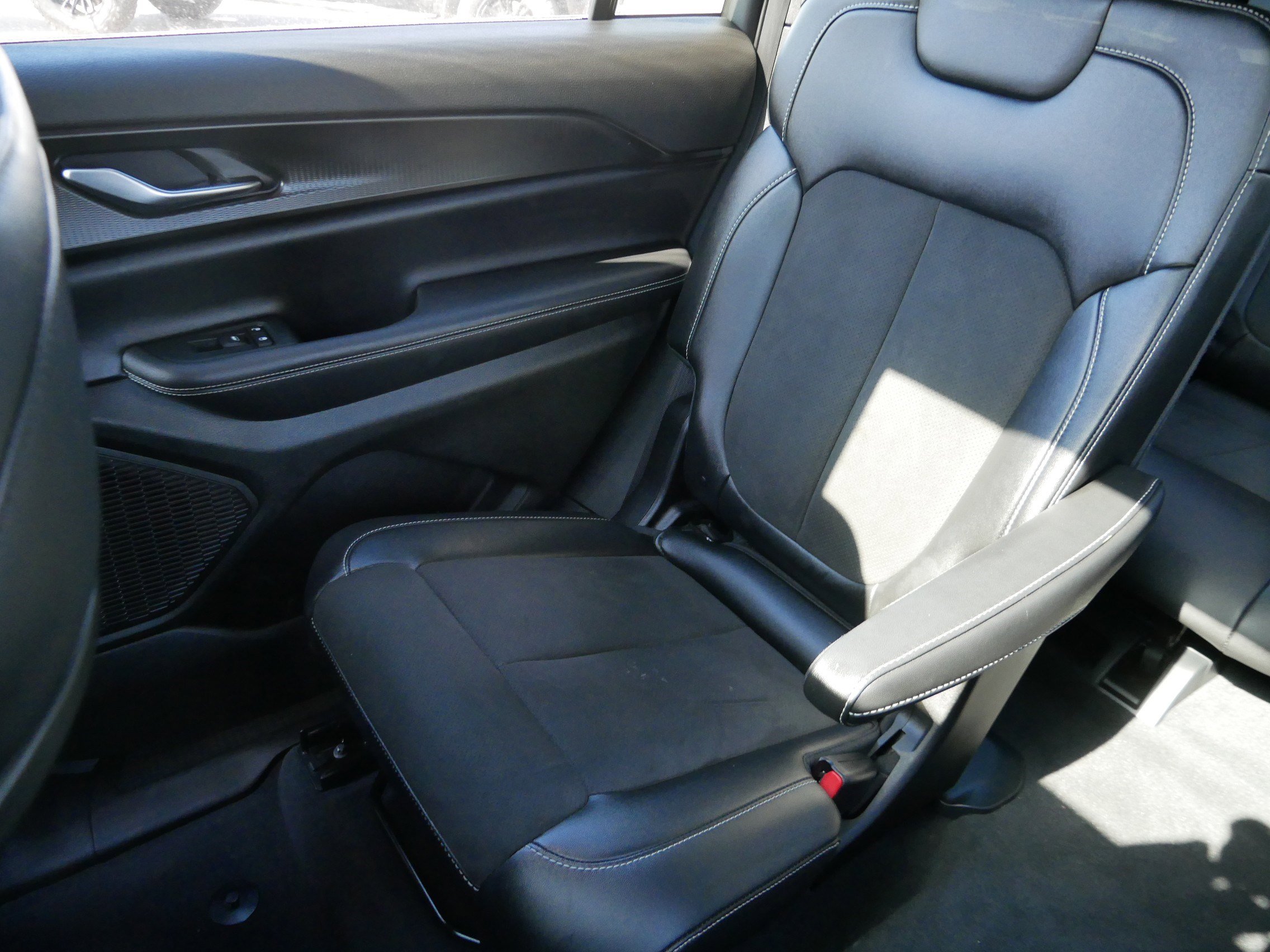 Certified 2023 Jeep Grand Cherokee L Laredo image 12