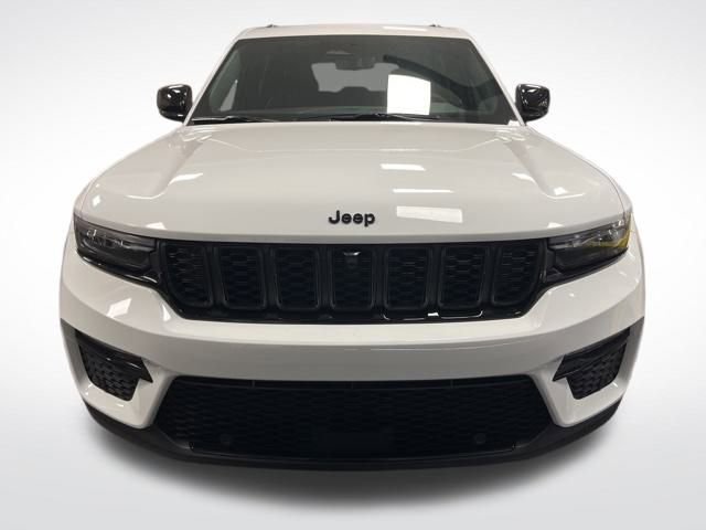 Used 2025 Jeep Grand Cherokee Limited w/ Luxury Tech Group II image 9