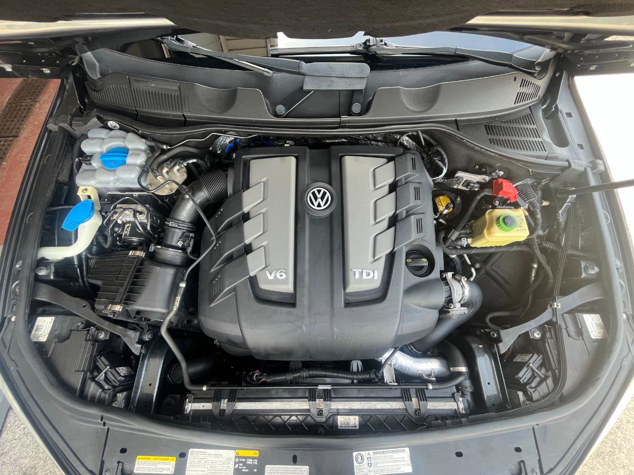 Used 2016 Volkswagen Touareg TDI AWD/4WD image 48