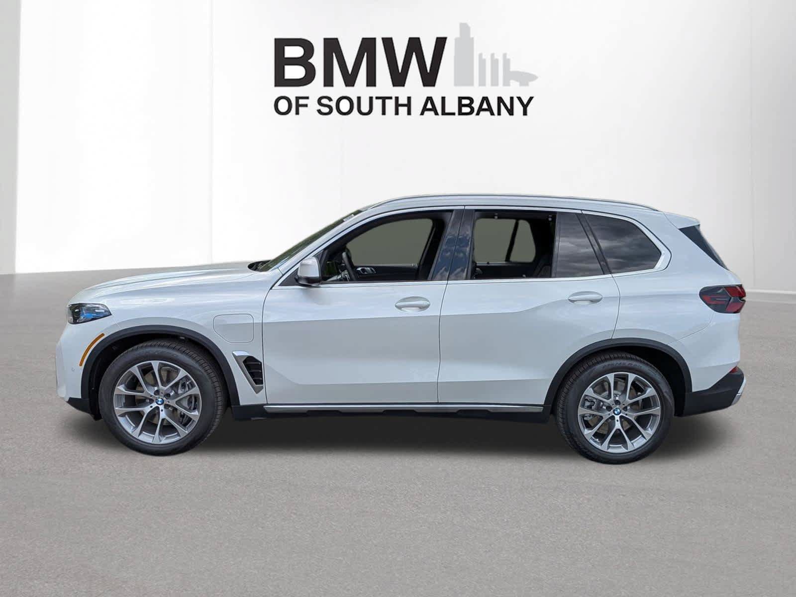 New 2026 BMW X5 xDrive50e w/ Premium Package AWD/4WD image 3