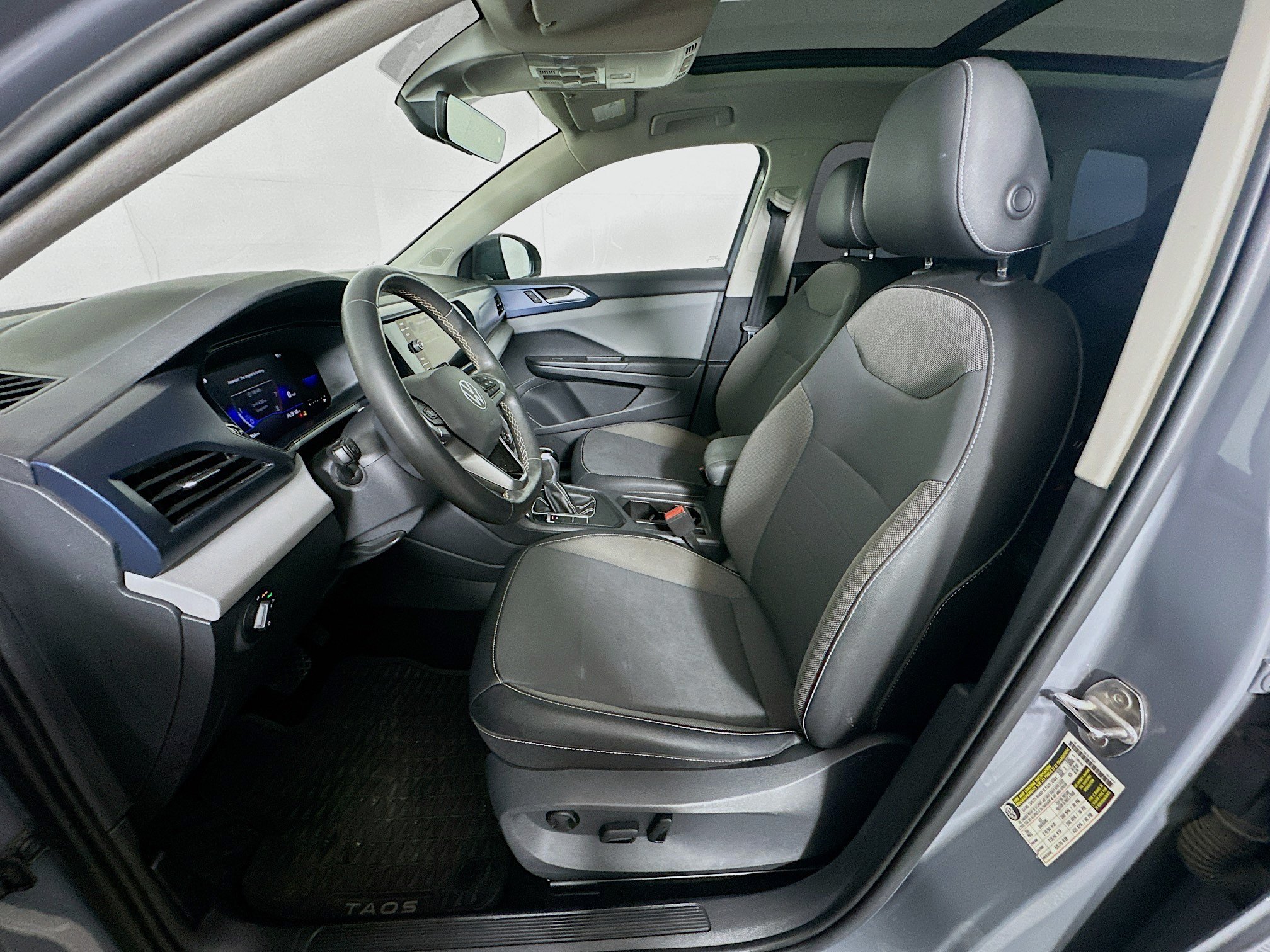 Used 2022 Volkswagen Taos SE w/ Panoramic Sunroof Package FWD image 13