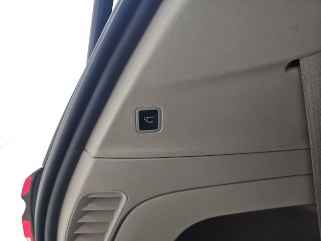 Used 2023 Chrysler Pacifica Touring-L FWD image 8